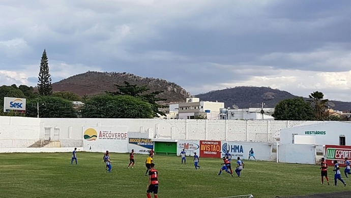 Flamengo de Arcoverde e Cabense se enfrentaram no estádio Áureo Bradely (Foto: Emerson Barros)