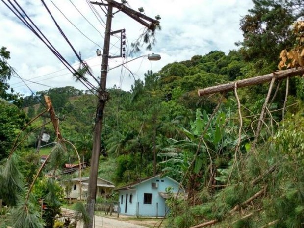 Temporal deixou 25 mil unidades consumidoras sem energia em Blumenau (Foto: Celesc/Divulgação) Temporal deixou 25 mil unidades consumidoras sem energia em Blumenau (Foto: Celesc/Divulgação)