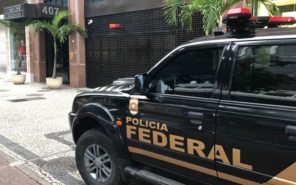 Agentes da Polícia Federal em prédio comercial da Rua Visconde de Pirajá, 407 (Foto: Diego Haidar / TV Globo)