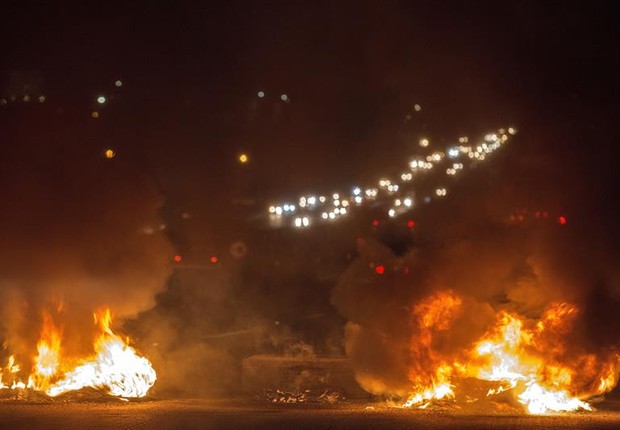 Vista da Rodovia Presidente Dutra, em SP, bloqueada por manifestantes durante a Greve Geral  (Foto: Sebastião Moreira/EFE)