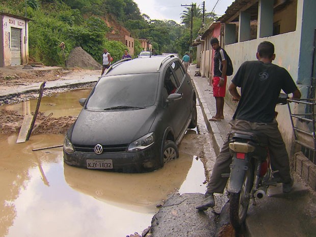 Carro cai em buraco na Estrada da Mirueira, em Paulista (Foto: Reprodução / TV Globo)