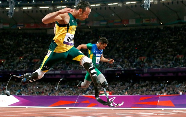 Alan Fonteles e Oscar Pistorius, 4x100m, Atletismo (Foto: Agência AP)