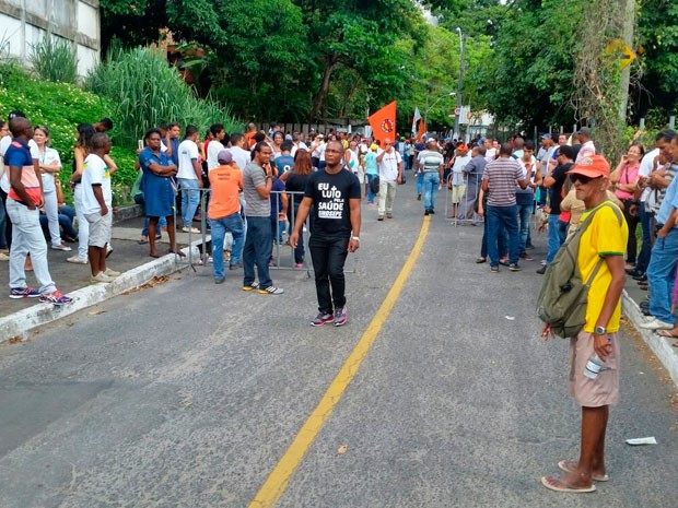 Servidores estão reunidos em frente ao prédio da Semge, em Salvador (Foto: Divulgação)