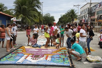 G1 Começam inscrições para confecção de tapetes de sal em Araruama