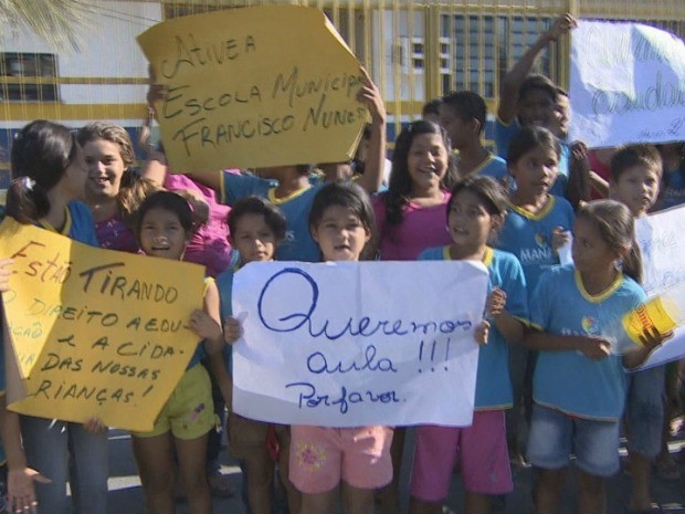 Estudantes da Escola Francisco Nunes da Silva protestaram contra a falta de aulas (Foto: Reprodução/TV Amazonas)