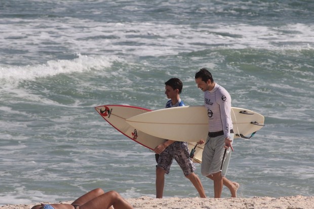 Vladimir Brichta com filho de Adriana Esteves na Praia da Barra da Tijuca, RJ (Foto: Dilson Silva  / Agnews)