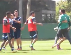 Valdivia e Bruno trocam xingamentos, são contidos e depois fazem as pazes