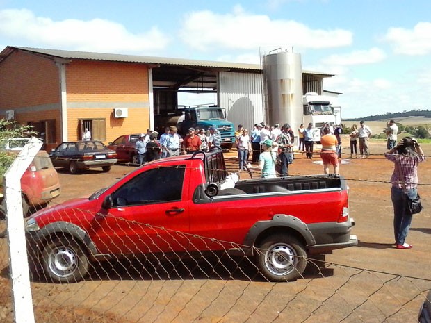 Produtores protestaram em posto de resfriamento de Augusto Pestana (Foto: Everson Dornelles/RBS TV)