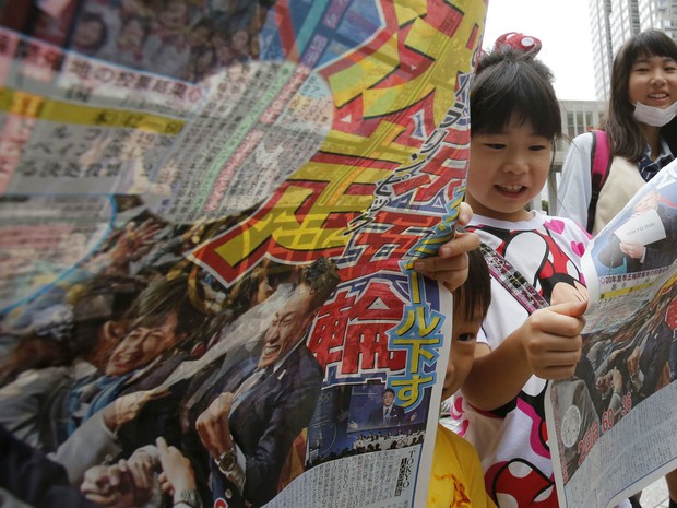 Cidadãos de Tóquio comemoram escolha da capital japonesa para sediar jogos olímpicos de 2020. (Foto: Greg Baker/AP)
