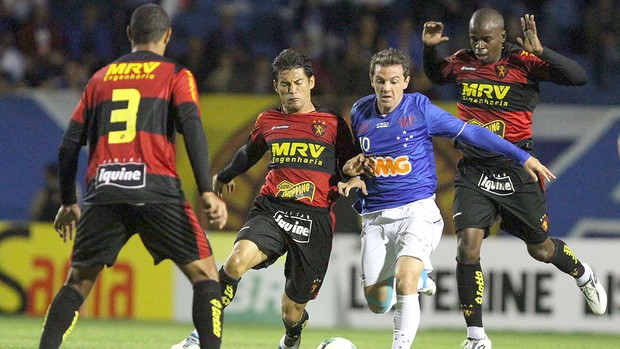 Montillo na partida do Cruzeiro contra o Sport (Foto: Célio Messias / Ag. Estado)