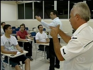 Enquanto o professor explica a matéria para todos os alunos, Jacob Augusto traduz as informações para Leão (Foto: Reprodução/TV Anhanguera TO)