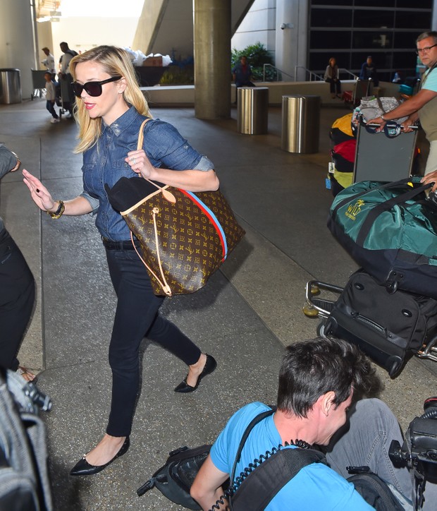 Reese Witherspoon observa paparazzo cair em aeroporto em Los Angeles, nos Estados Unidos (Foto: AKM-GSI/ Agência)