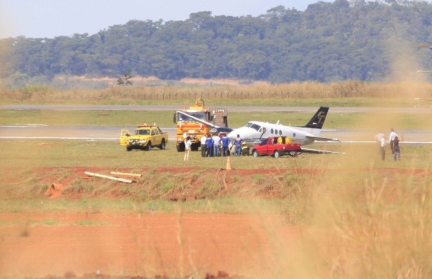 Avião de pequeno porte perde trem de pouso e fecha aeroporto de Goiânia (Foto: Cristiano Borges/Jornal O Popular)