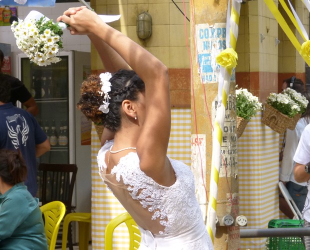 Gabi jogou o buquê que caiu nas mãos de Regina. Será que agora ela vai casar? (Foto: Paula Oliveira / Gshow)