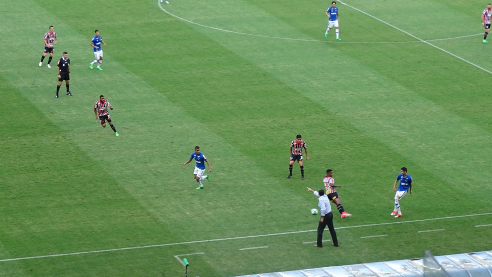 Primeiro tempo no Mineirão foi de muita disputa de bola, mas sem gols (Foto: Gabriel Duarte)