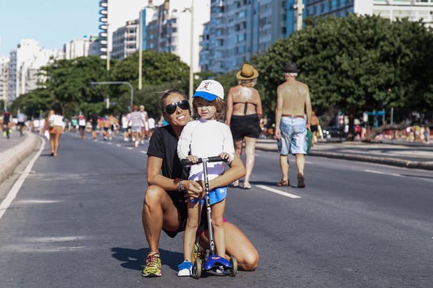 Adriane Galisteu com o filho Vittorio (Foto: Manuela Scarpa/Photo Rio News)
