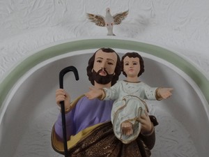 Detalhe da imagem de São José com menino Jesus, em Igreja Matriz de Capoeiras. (Foto: Luna Markman/ G1)