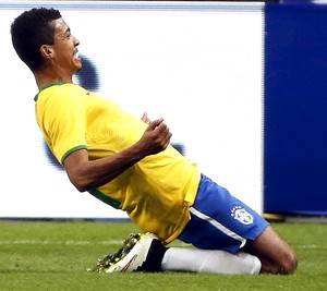 Luiz Gustavo comemora gol do Brasil contra a França (Foto: Agência Reutes)
