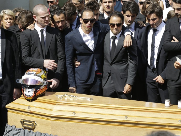 Pastor Maldonado e Felipe Massa choram em funeral de Jules Bianchi (Foto: AP)