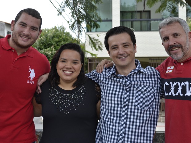 Amigos e familiares se únem para ajudar na doação de sangue para a cirurgia no Espírito Santo (Foto: Juirana Nobres/ G1)