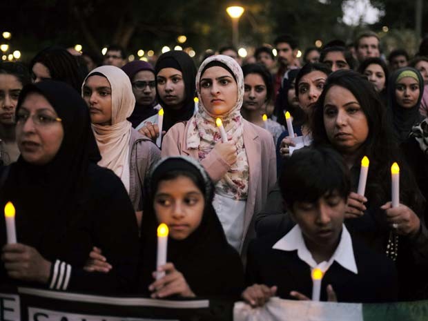 Comunidade paquistanesa em Sydney, na Austrália, faz vigília para as vítimas de ataque a escola no Paquistão desa semana (Foto: REUTERS/Jason Reed)
