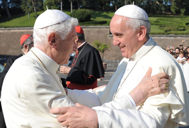 O Papa Emérito Bento XVI e o Papa Francisco se abraçam após cerimônia no Vaticano nesta sexta-feira (5) (Foto: Osservatore Romano/AFP)