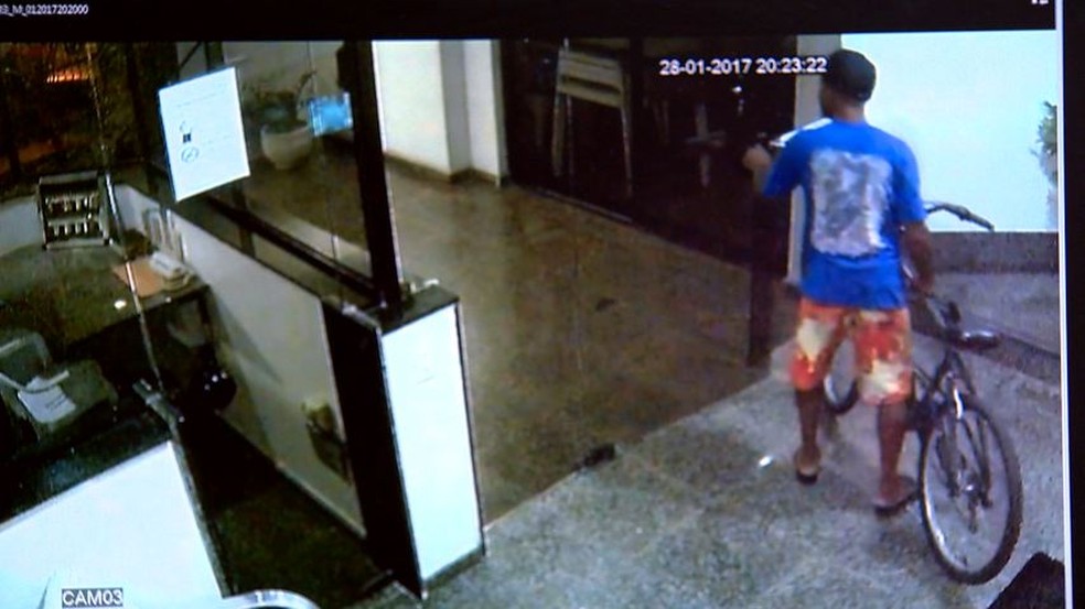 Homem entre em prédio 4 vezes em uma semana e furta 5 bicicletas (Foto: Reprodução/ TV Gazeta)