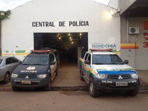 Tia e adolescente foram encaminhados para Central de Polícia em Porto Velho (Foto: Matheus Henrique/G1)