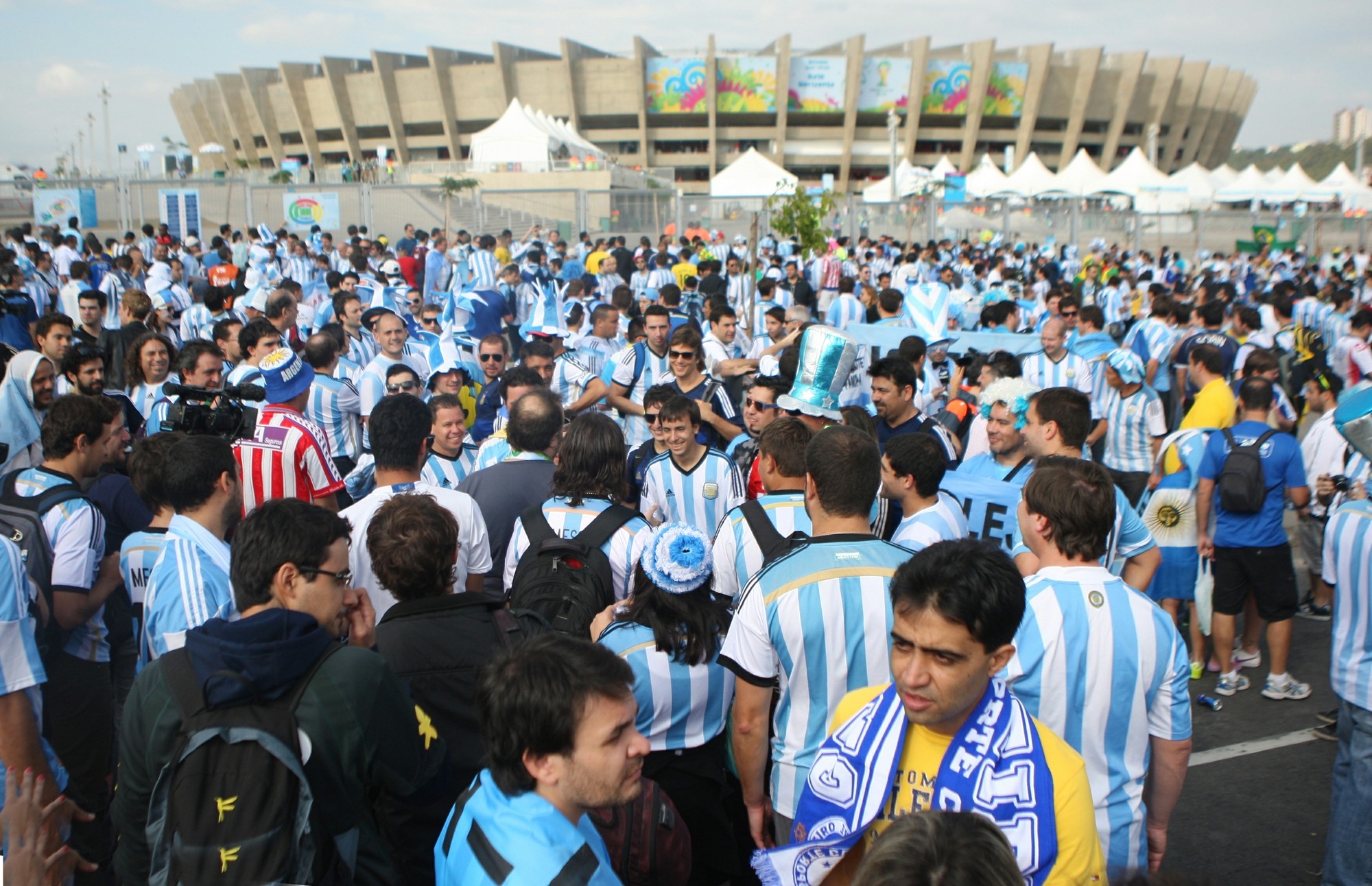 Torcida da Argentina chega para jogo contra o Irã pelo Grupo F da Copa do Mundo no estádio do Mineirão, em Belo Horizonte, Minas Gerais, neste sábado, 21. (Foto: Leo Fontes/ Estadão Conteúdo)