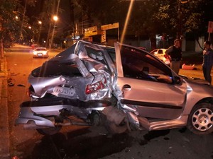 Veículo foi atingido durante acidente (Foto: Zete Padilha/ RBS TV)
