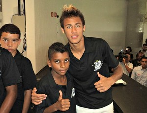 Rodrygo, em foto ao lado do ídolo Neymar (Foto: Arquivo Pessoal)