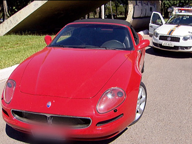 Maserati que era dirigida por motorista embriagado em Brasília e que foi apreendida após ser atingida por tiro no pneu disparado por PM' (Foto: TV Globo/Reprodução)