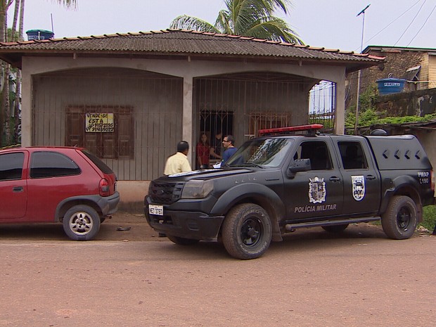 Militares em casa onde suspeito de vender drogas foi morto em Macapá (Foto: Reprodução/TV Amapá)
