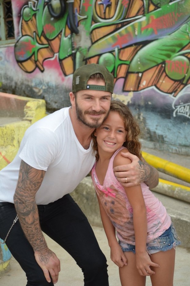 David Beckham no Vidigal (Foto: Rodrigo dos Anjos e Delson Silva / AgNews)