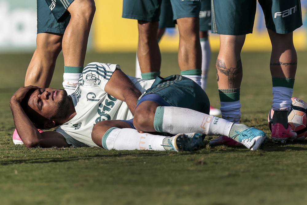  Borja tem entorse leve no joelho esquerdo e segue como dúvida no Palmeiras