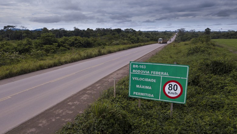 Trecho da BR-163 na divisa do Mato Grosso com o Pará (Foto: Fernando Martinho/Ed.Globo)