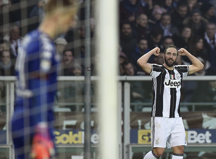 Higuaín comemora gol do Juventus no Torino (Foto: REUTERS/Giorgio Perottino)