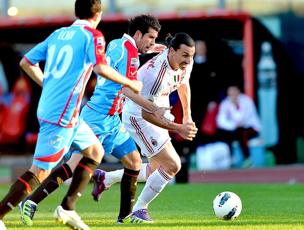  Ibrahimovic na partida do Milan contra o Catania (Foto: AP)