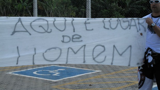 Torcida do Timão protesta contra o selinho de Emerson Sheik (Foto: Rodrigo Faber)