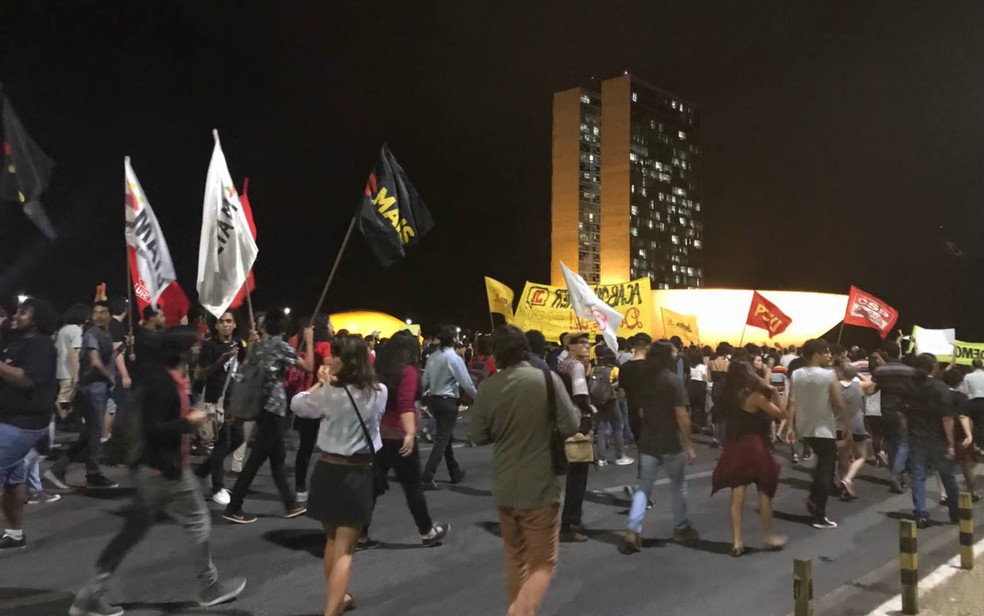 Grupo marcha rumo à Praça dos Três Poderes, em Brasília, em ato contra Michel Temer (Foto: Letícia Carvalho/G1)
