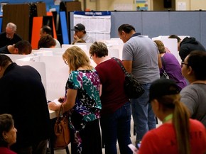 Eleitores votam na Dalton Elementary School, em Azusa, na Califórnia, na terça (8) (Foto: Reuters/Mario Anzuoni)
