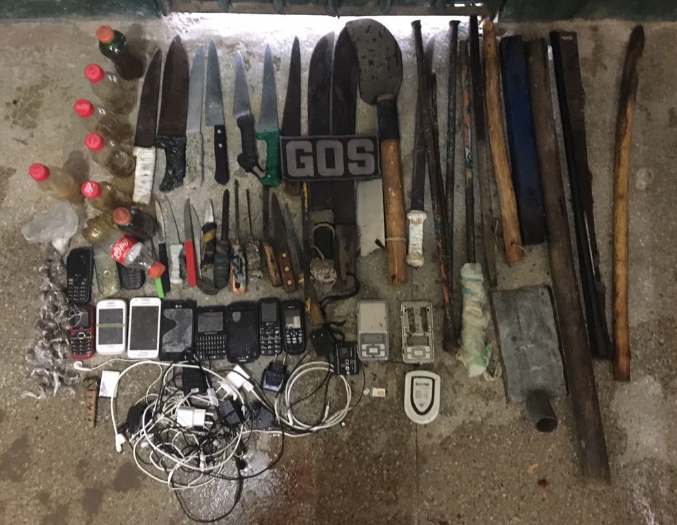 Em revista de rotina na Penitenciária Barreto Campelo, foram apreendidas facas, celulares, carregadores e outros materiais ilícitos (Foto: Seres/Divulgação)