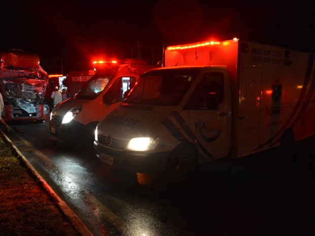 Ambulâncias socorreram motorista que ficou preso às ferragens do veículo (Foto: Anderson Oliveira/ Blog do Anderson)