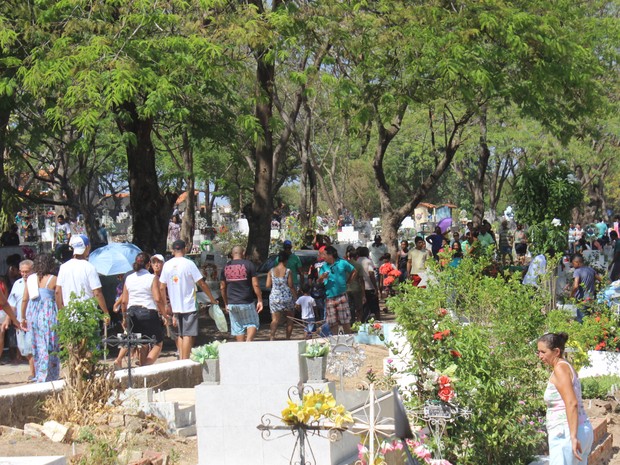 Visitantes lotam maior cemitério da Zona Sul de Teresina (Foto: Beto Marques/G1)