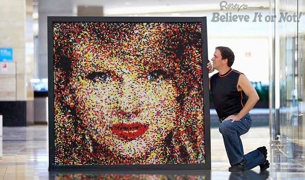 Taylor Swift feita de gomas de mascar