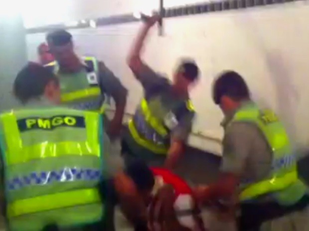 Torcedor é espancado por policiais no banheiro do Estádio Serra Dourada, em Goiânia, Goiás (Foto: Reprodução/TV Anhanguera)