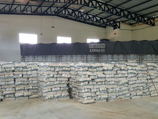 Carga de 33 toneladas de arroz foi achada em galpão, em Aparecida de Goiânia, Goiás (Foto: Divulgação/PM)