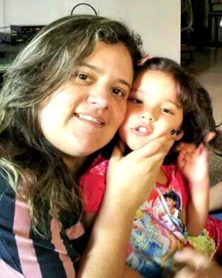 Isadora Rocha, de 38 anos, resolveu não matricular a filha em uma escola devido à cobrança de uma taxa por ela ser autista (Foto: Arquivo Pessoal)