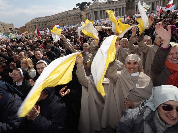 Freiras balançam bandeira do Vaticano durante benção dominical do Papa Bento XVI, a última como líder da Igreja Católica (Foto: Eric Gaillard/Reuters)