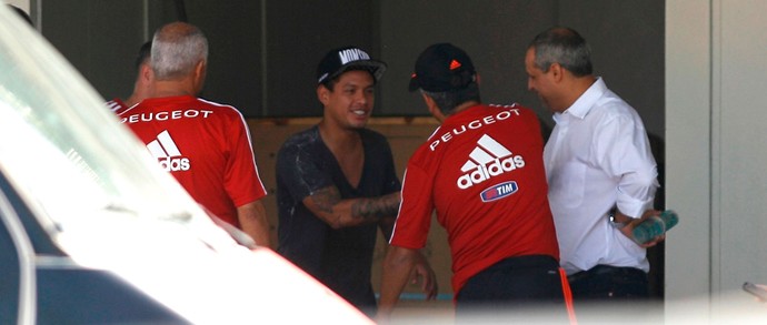 Cadu se despede dos companheiros no Flamengo (Foto: Carlos Mota )